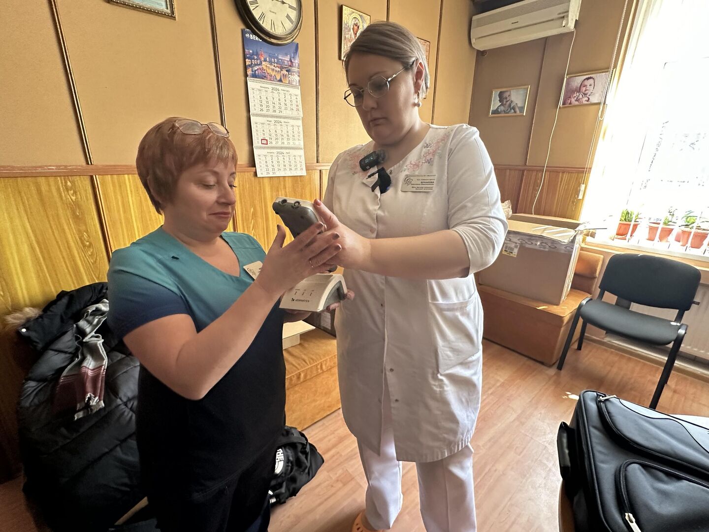 Врачи акушерского отделения мариупольской больницы №2 изучают подарки из Италии