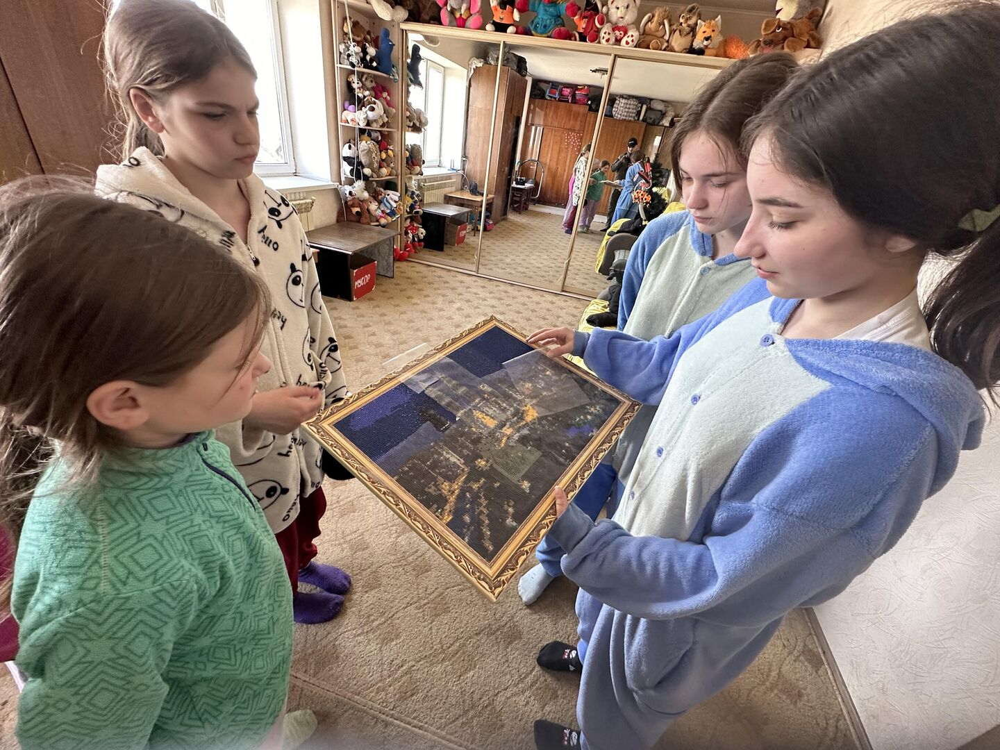 Воспитанницы детского дома показывают свои картины