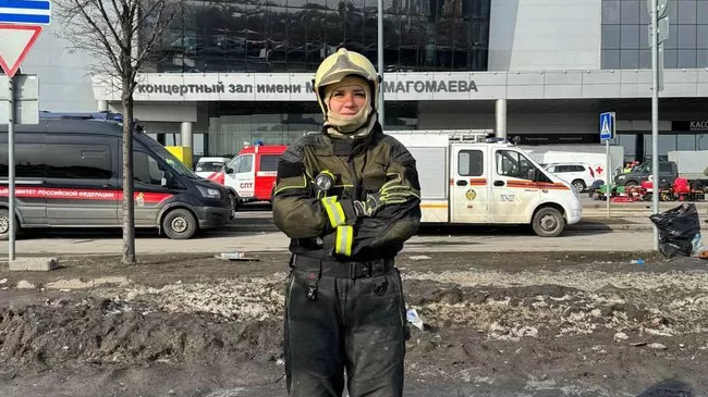Анастасия Семак на фоне обгоревшего Крокус Сити Холл