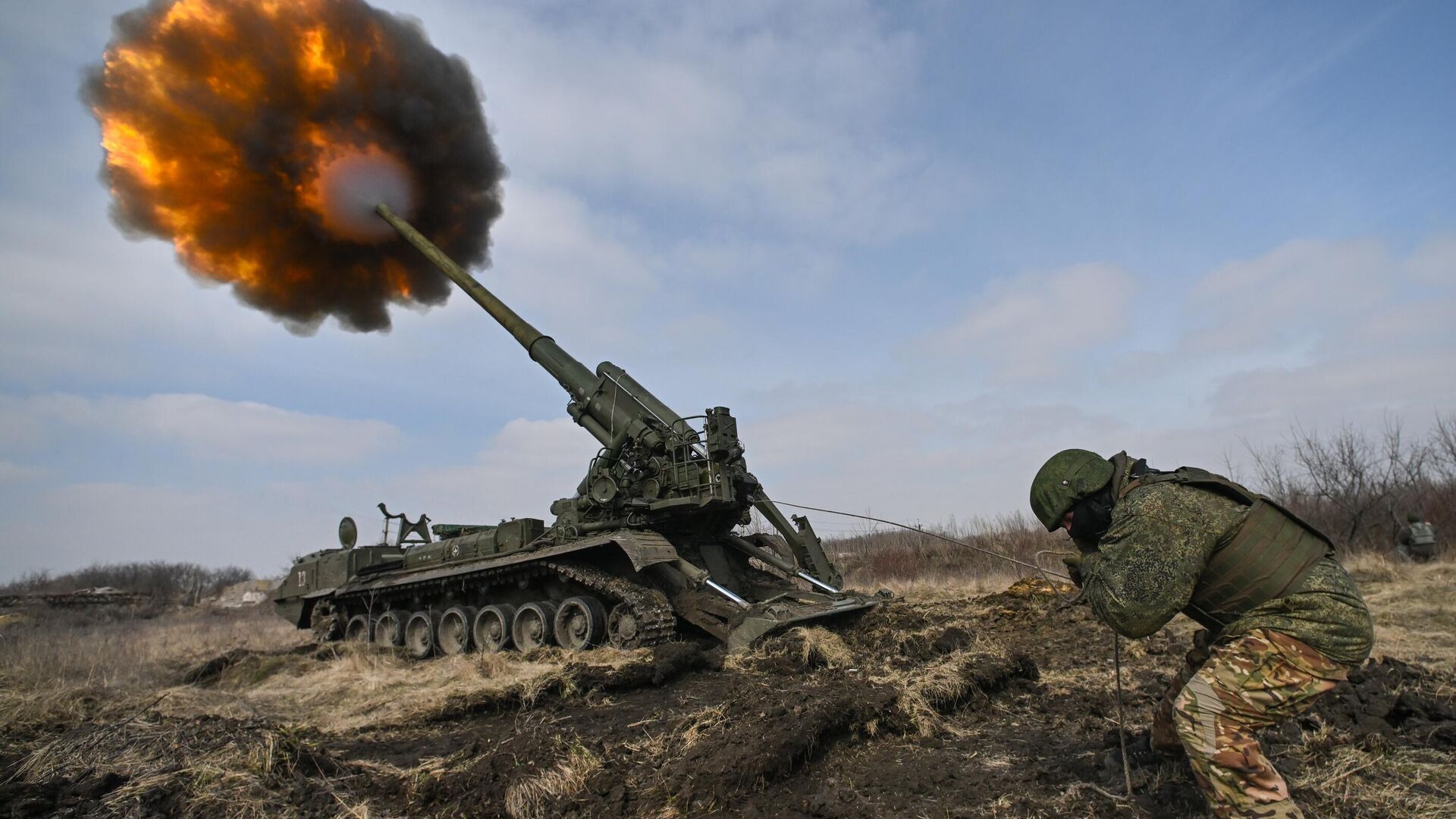 Российские военнослужащие ведут огонь из самоходной артиллерийской установки Малка в зоне СВО - РИА Новости, 1920, 10.05.2024