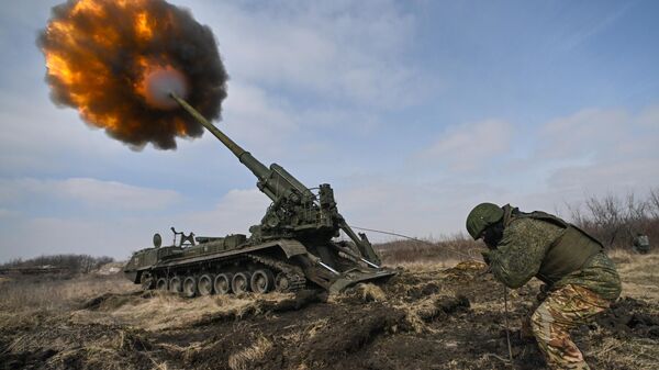 Российские военнослужащие ведут огонь из самоходной артиллерийской установки Малка в зоне СВО