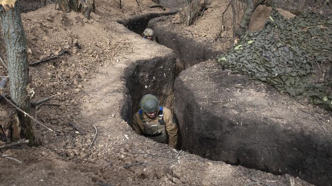 Украинские военные в окопе. Архивное фото