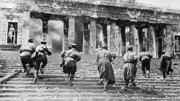 Освобождение Севастополя от немецко-фашистских войск. Советские автоматчики ведут бой на Графской пристани.