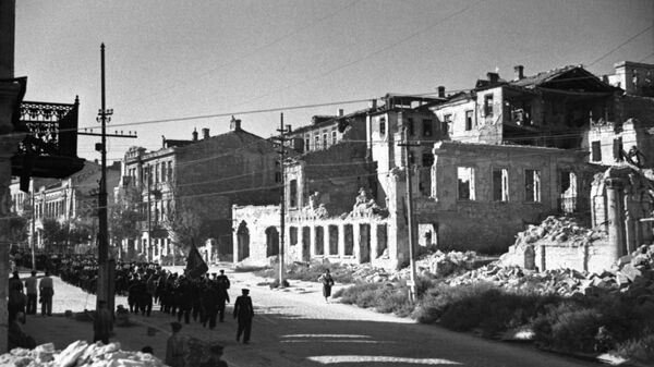 Моряки-черноморцы вступают в освобожденный от немецко-фашистских войск Севастополь.