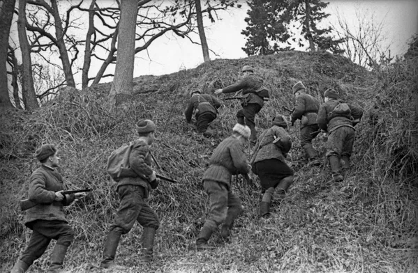 クリミア攻撃作戦（1944年4月8日～5月12日）。赤星騎士団のクリストファー・コンスタンティノヴィッチ・チュッシ大尉指揮下の第4パルチザン旅団の兵士たちが戦闘任務に就いている。