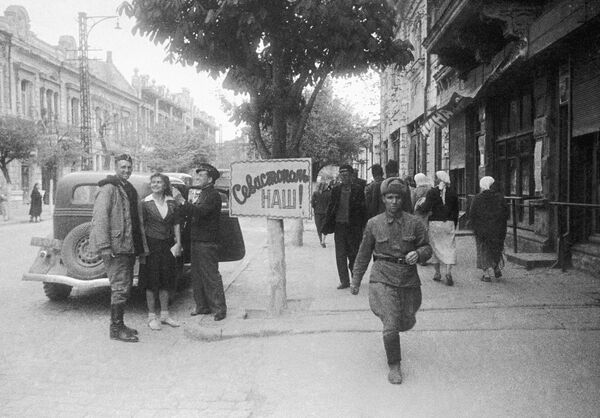 Освобождение Севастополя от немецко-фашистских войск. На улицах освобожденного города. На плакате написано Севастополь наш!