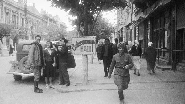 Освобождение Севастополя от немецко-фашистских войск. На улицах освобожденного города. На плакате написано Севастополь наш!