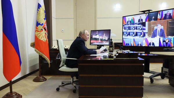 Президент РФ Владимир Путин в режиме видеоконференции проводит совещание по вопросам развития проекта федеральных круглогодичных курортов Пять морей и озеро Байкал