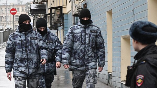Сотрудники ОМОНа и полиции у Басманного суда Москвы, куда доставят подозреваемых в совершении теракта в подмосковном Крокус Сити Холле