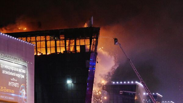 Пожарные тушат горящий концертный зал Крокус Сити Холл, где произошел теракт