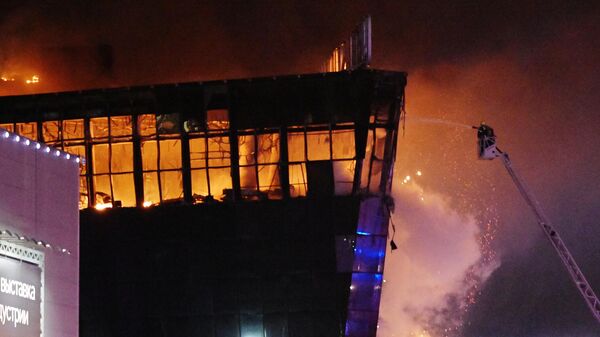 Пожарные тушат горящий концертный зал Крокус Сити Холл, где произошел теракт. 22 марта 2024