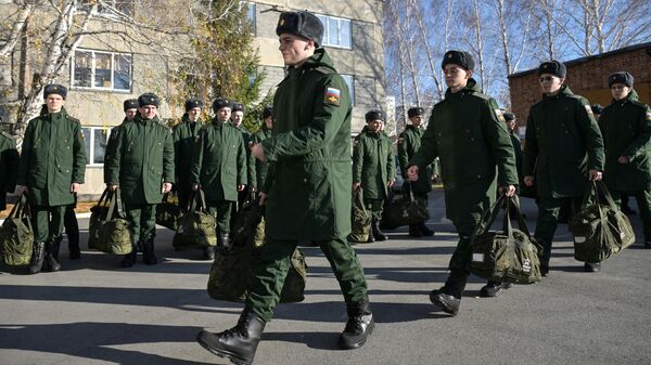 Призывники в сборном пункте в Новосибирской области перед отправкой к местам несения службы в Вооруженных силах Российской Федерации