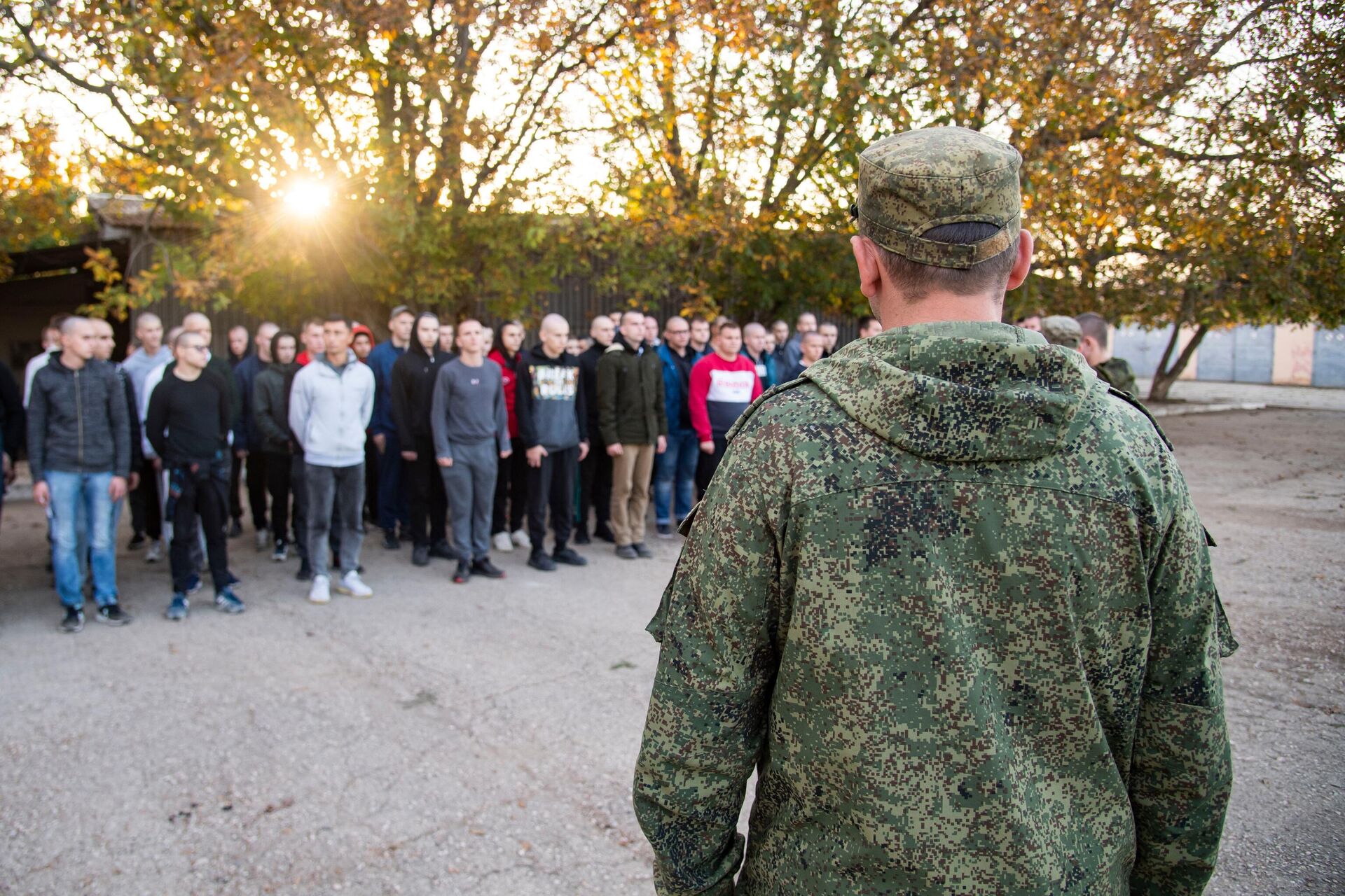 Призывники перед отправкой на службу в Вооруженные силы России на территории военного комиссариата в Симферополе - РИА Новости, 1920, 30.09.2025