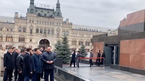 Делегация КНДР во главе с министром внешнеэкономических дел Юн Чжон Хо во время посещения мавзолея Ленина