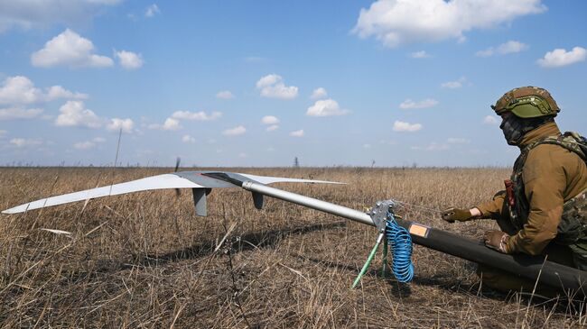 Российский военнослужащий готовит к запуску беспилотный летательный аппарат