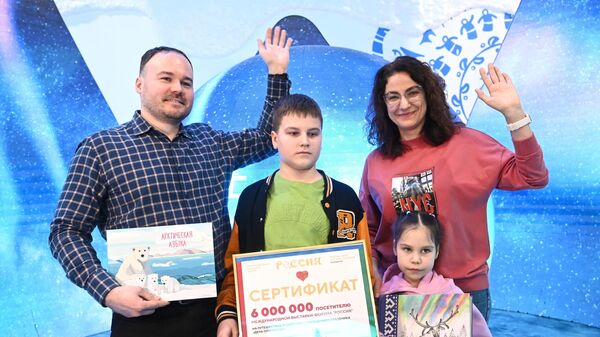 Семья 6-миллионного посетителя выставки - Дмитрий и Ирина Ершовы с детьми Егором и Лизой