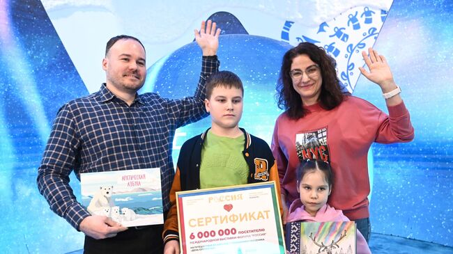 Семья 6-миллионного посетителя выставки – Дмитрий и Ирина Ершовы с детьми Егором и Лизой. Архивное фото