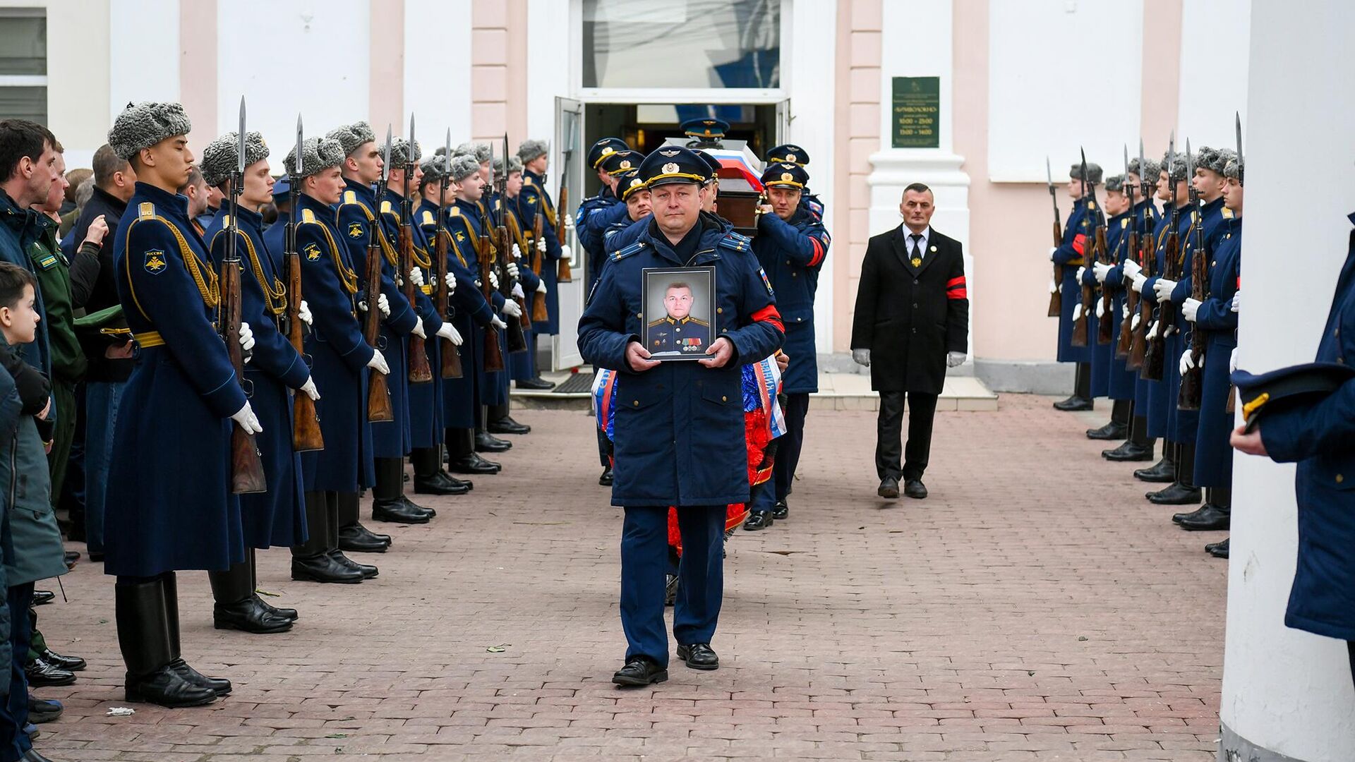 В Твери простились с погибшими в Ивановской области военными летчиками - РИА Новости, 1920, 29.03.2024