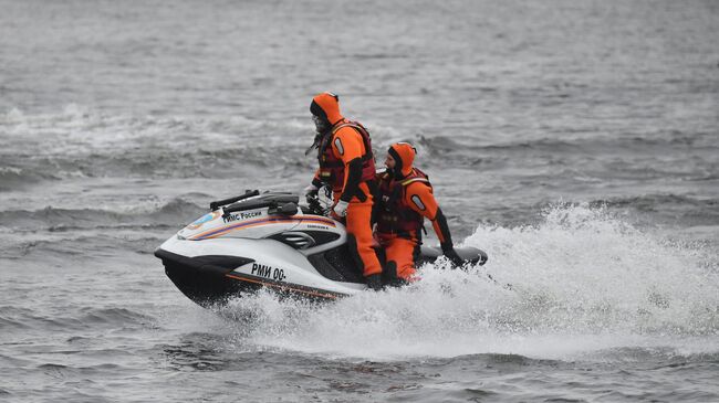 Спасатели поисково-спасательной службы на водных объектах 