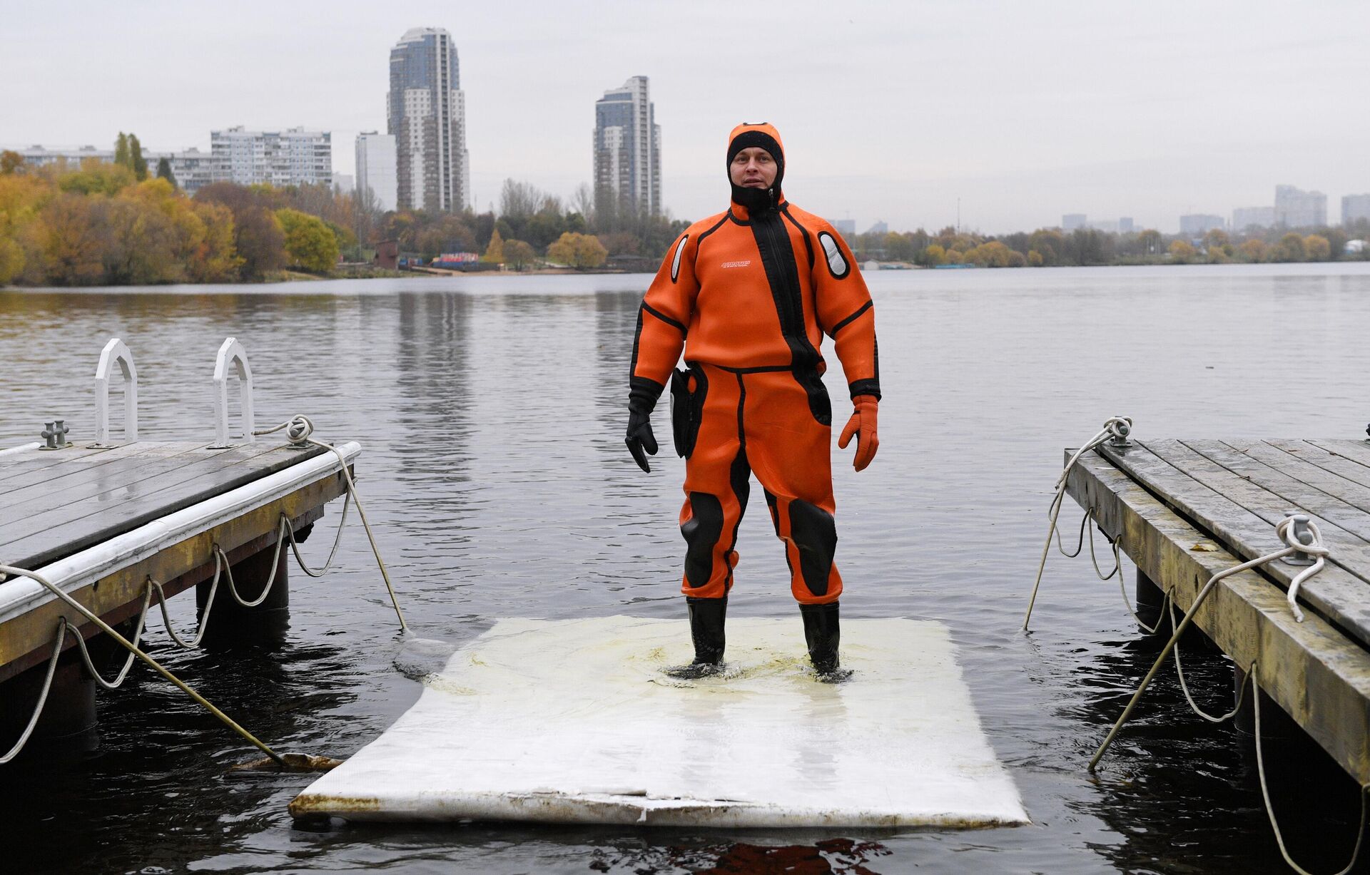 Сотрудник Московской городской поисково-спасательной службы в ПСС ''Строгино'' акватории Строгинской поймы реки Москвы во время подготовки к работе в зимний период - РИА Новости, 1920, 29.03.2024