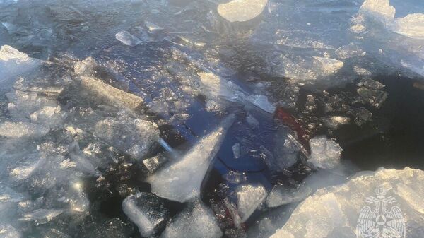 Место происшествия, где автомобиль провалился под лед на акватории озера Байкал вблизи в Ольхонском районе Иркутской области