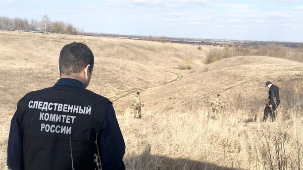 Сотрудники СК РФ на месте обнаружения тела пропавшего мальчика в Курской области