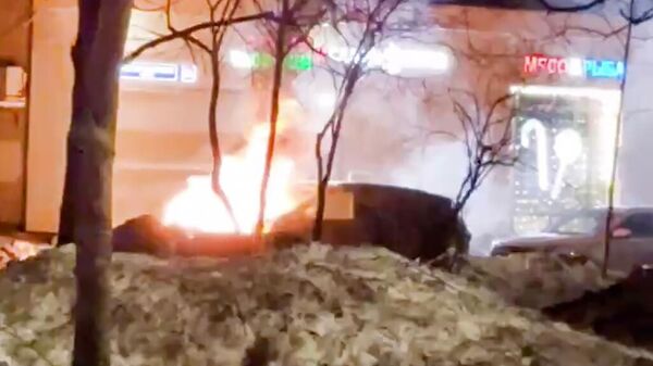 Место происшествия, где мужчина поджег автомобиль на улице Марии Ульяновой в Москве