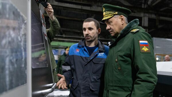 Министр обороны Сергей Шойгу проверяет ход выполнения гособоронзаказа на предприятии в Алтайском крае