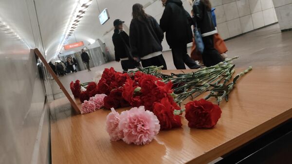 Цветы на станции метро Лубянка в память о жертвах теракта 14-летней давности