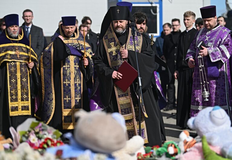 Архиепископ Одинцовский и Красногорский Фома (Мосолов) проводит заупокойную литию о жертвах теракта 22 марта 2024 г. в Крокус Сити Холле