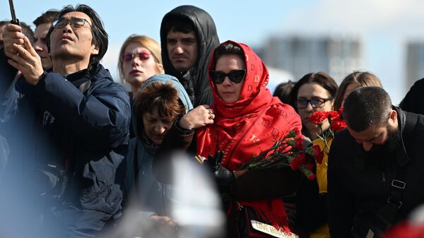 Люди во время заупокойной литии о жертвах теракта 22 марта 2024 г. в Крокус Сити Холле