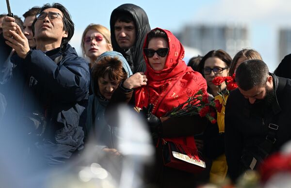 Люди во время заупокойной литии о жертвах теракта 22 марта 2024 г. в Крокус Сити Холле