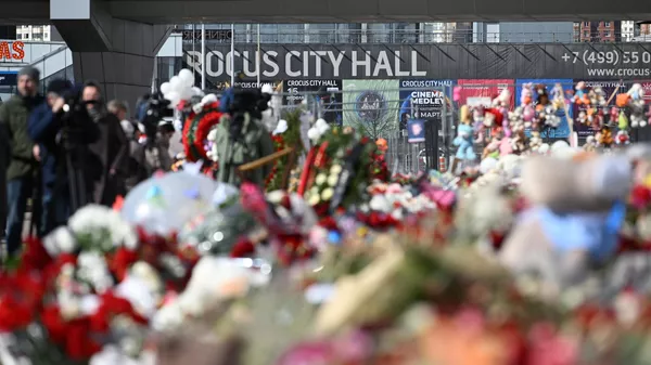 Цветы и мягкие игрушки у стихийного мемориала в память о жертвах теракта 22 марта 2024 г. в Крокус Сити Холле