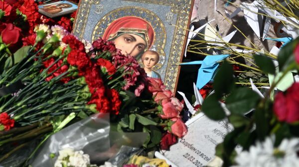 Иконы и цветы у стихийного мемориала в память о жертвах теракта 22 марта 2024 г. в Крокус Сити Холле