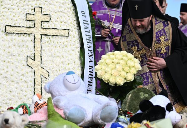 Архиепископ Одинцовский и Красногорский Фома (Мосолов) возлагает цветы после заупокойной литии о жертвах теракта 22 марта 2024 г. в Крокус Сити Холле