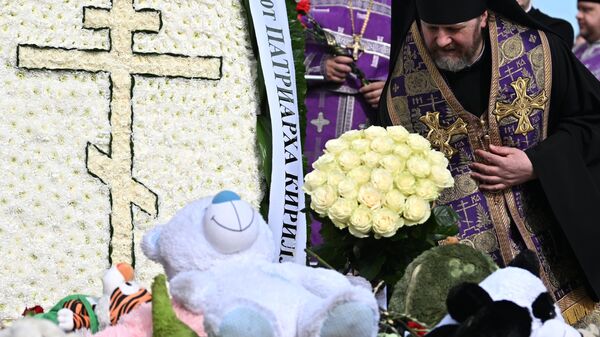 Архиепископ Одинцовский и Красногорский Фома (Мосолов) возлагает цветы после заупокойной литии о жертвах теракта 22 марта 2024 года в Крокус Сити Холле