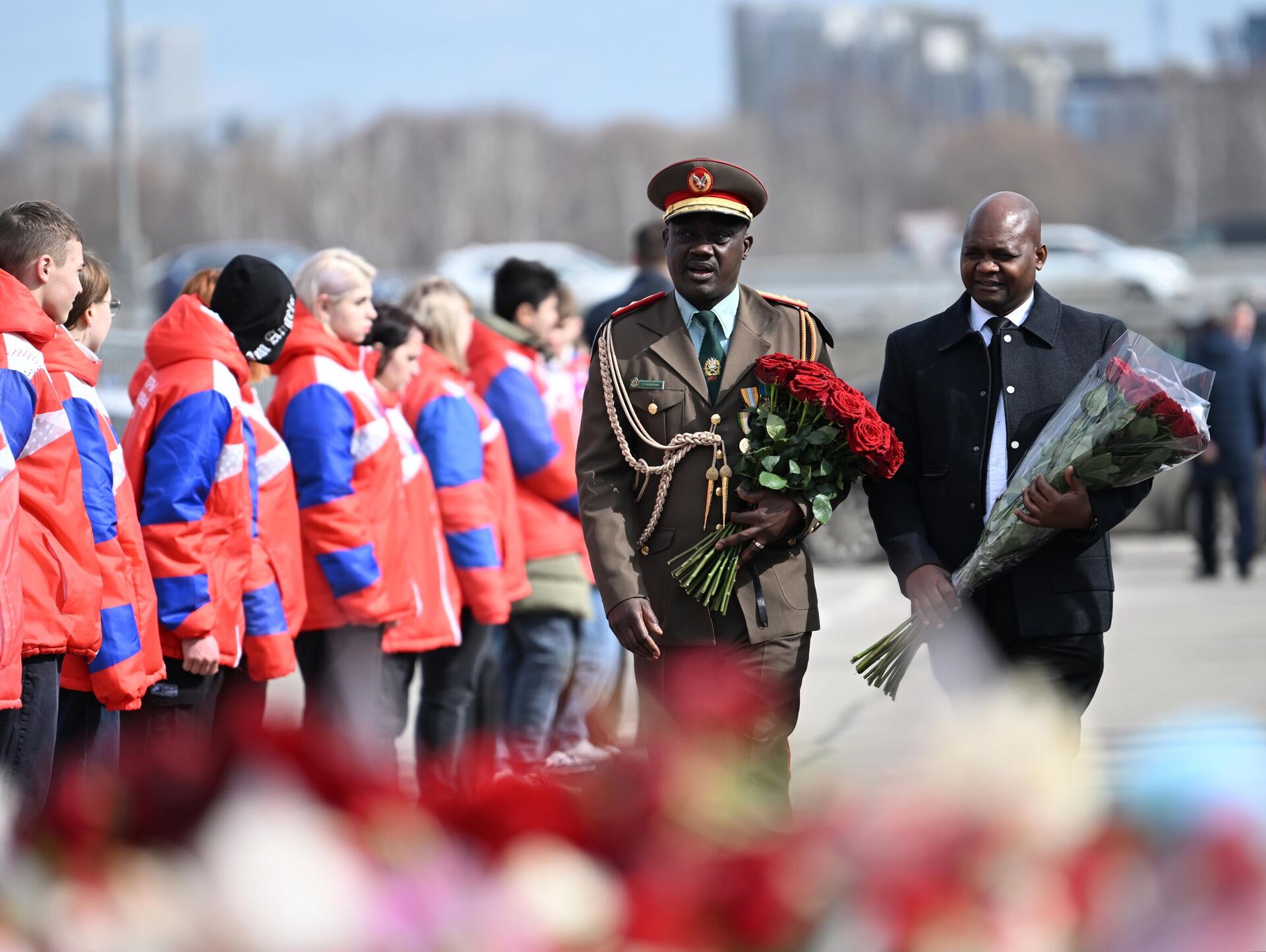 Церемония возложения венков главами и сотрудниками аккредитованных в Москве дипломатических миссий зарубежных государств к стихийному мемориалу в память о жертвах теракта в Крокус Сити Холле - РИА Новости, 1920, 30.03.2024