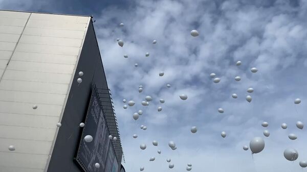 Белые воздушные шары в память о погибших в Крокусе