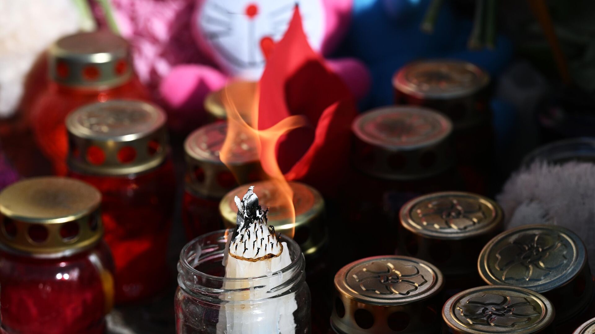 Жители Артёма зажгли свечи и принесли цветы в память о погибших в "Крокусе"