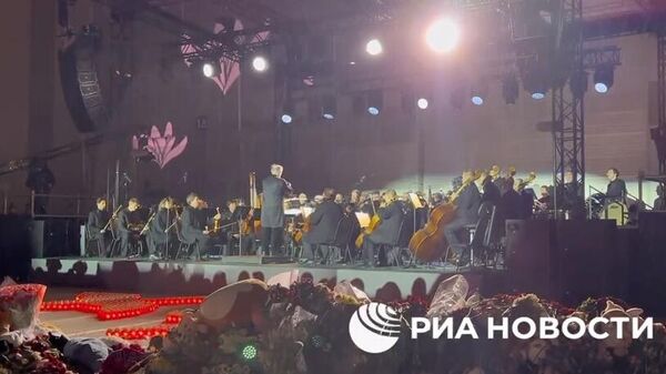 Симфонический оркестр Валерия Гергиева у Крокус сити холла, где вспоминают жертв теракта
