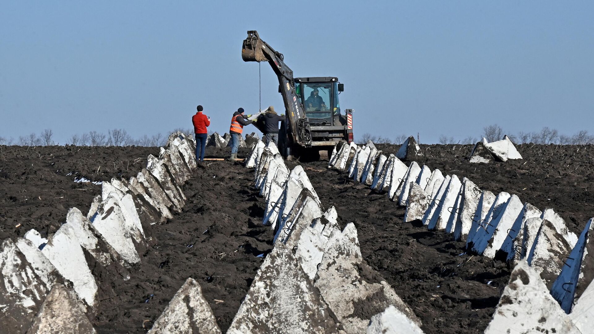 Установка противотанковых заграждений, известных как зубы дракона на Украине - РИА Новости, 1920, 30.03.2024