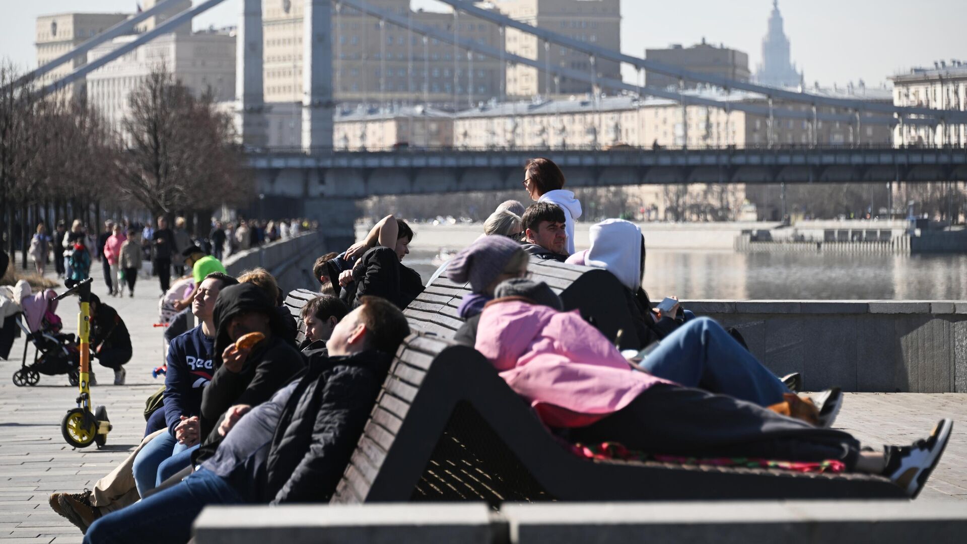 Люди отдыхают на набережной в парке искусств Музеон в Москве - РИА Новости, 1920, 01.04.2024