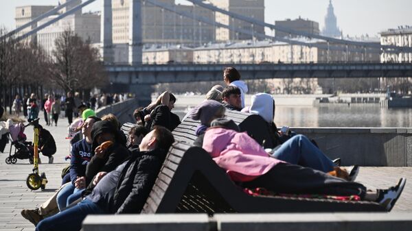 Люди отдыхают на набережной в парке искусств Музеон в Москв