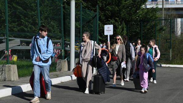 Дети, прибывшие из Белгородской области из-за неблагоприятной обстановки в регионе, у станции Имеретинский курорт в Сочи