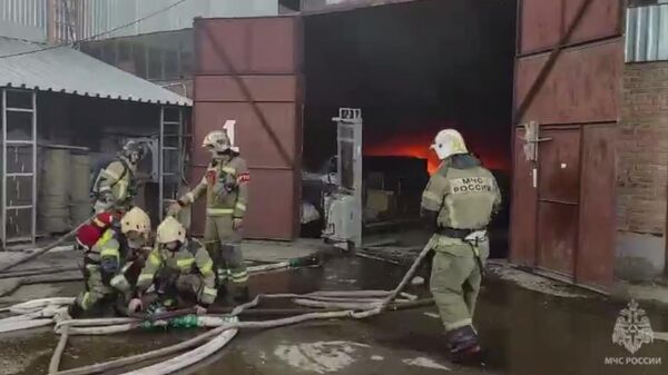 Тушение пожара в Левенцовском микрорайоне в Ростове-на-Дону 