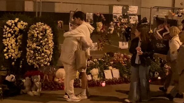 Люди продолжают нести цветы к стихийному мемориалу возле Крокуса