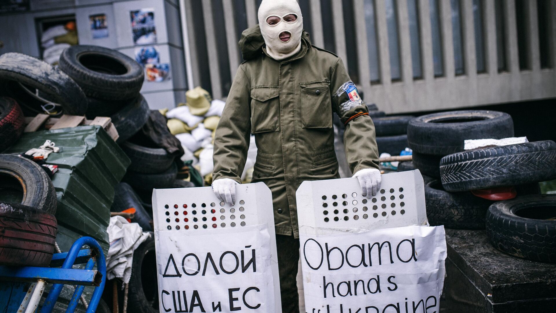 Мужчина у здания штаб-квартиры СБУ в Луганске. Апрель 2014 - РИА Новости, 1920, 01.04.2024