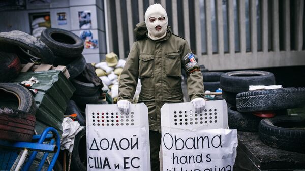 Мужчина у здания штаб-квартиры СБУ в Луганске. Апрель 2014