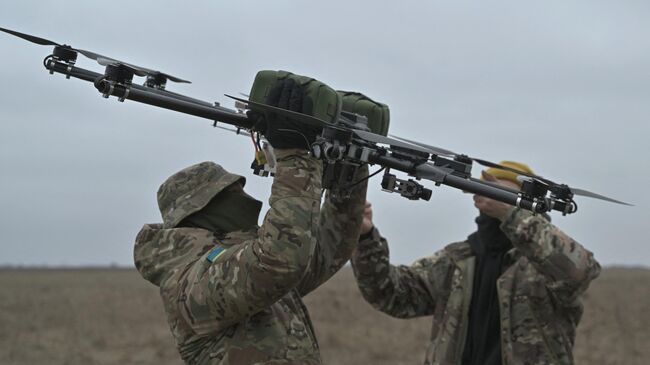 Украинские военные запускают беспилотник