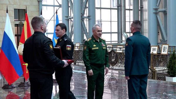 Шойгу вручает золотые звезды Героев России бойцам спецоперации